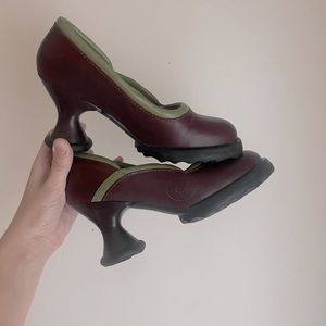 JOHN FLUEVOG | 2009 Mini Lily Darlings Burgundy/Lizard Louis heel pumps | Size 7